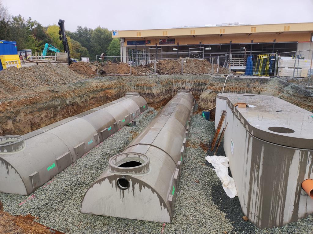 Einbau unterirdischer Retentionsbecken für die Oberflächenentwässerung auf einer Baustelle